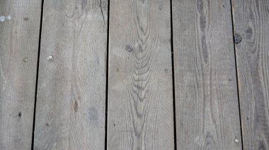 Zaman ve yağmurdan zarar görmüş şeritli ahşap geçit. Yüksek kalite fotoğraf