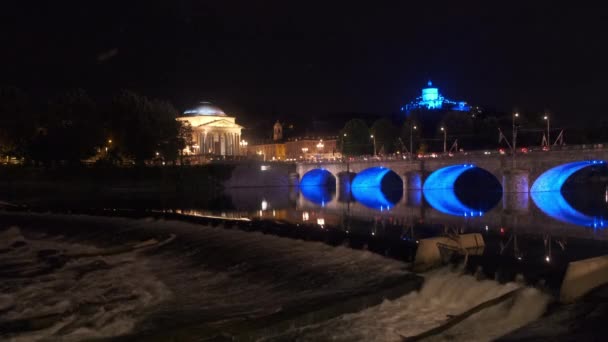 Turin panorama på natten bro över floden Po med blå ljus och reflektioner — Stockvideo