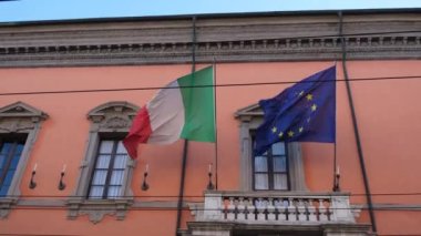 Belediye binasının balkonunda İtalyan ve Avrupa bayrağı