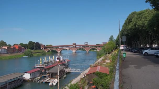 車や歩行者とパヴィア屋根付きの橋ティチーノ川を見た — ストック動画