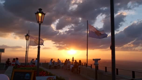 Prachtige zonsondergang in San Marino met vlag wapperend in de wind — Stockvideo