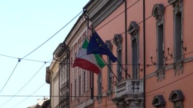 Belediye binasının balkonunda İtalyan ve Avrupa bayrağı