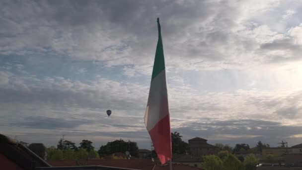 全景与意大利国旗和Monfiferi时间差 — 图库视频影像