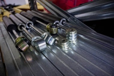 Mukavva kutuda büyük çelik süpürgeler var. Yüksek kalite fotoğraf