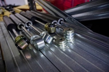 Mukavva kutuda büyük çelik süpürgeler var. Yüksek kalite fotoğraf