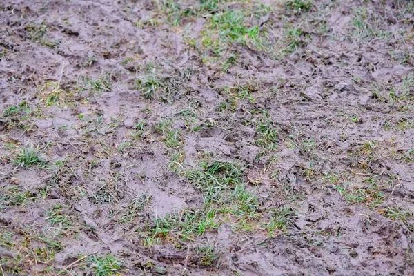 Yerde Çamur Çivi Izleri Olan Kullanılamaz Bir Futbol Sahası Yüksek — Stok fotoğraf