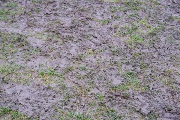 Yerde Çamur Çivi Izleri Olan Kullanılamaz Bir Futbol Sahası Yüksek — Stok fotoğraf