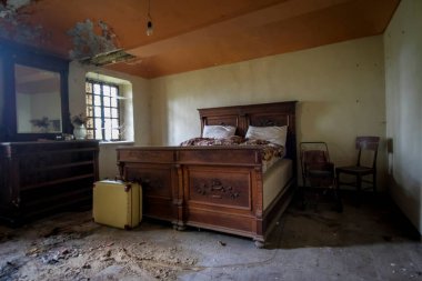 Terk edilmiş büyük bir evde döşenmiş yatak ve yatak odası. Yüksek kalite fotoğraf