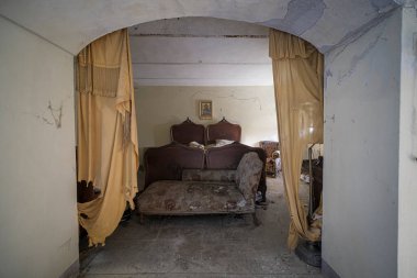 Terk edilmiş büyük bir evde döşenmiş yatak ve yatak odası. yüksek kaliteli fotoğraf