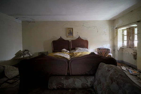 Мебель Кровать Спальня Большом Заброшенном Доме Высокого Качества Фото — стоковое фото