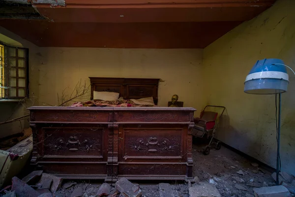 Cama Amueblada Dormitorio Gran Casa Abandonada Foto Alta Calidad —  Fotos de Stock