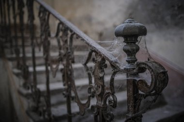 Terk edilmiş büyük bir evde metal parmaklıklar ve merdivenler. yüksek kaliteli fotoğraf