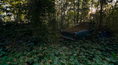 Terk edilmiş büyük bir evin bahçesinde terk edilmiş eski mavi bir araba. Yüksek kalite fotoğraf