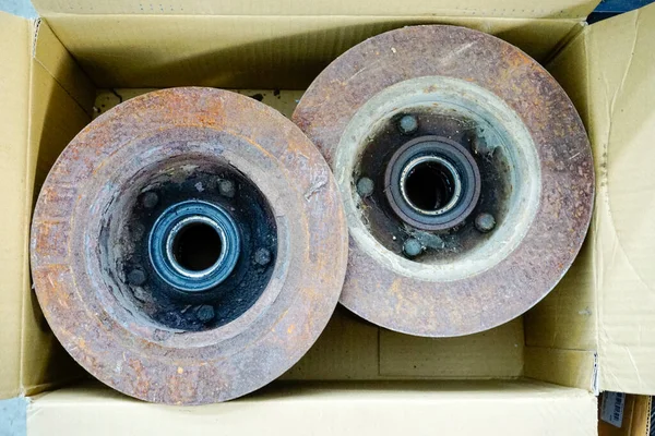 Eski paslı araba fren diskleri kutulara doldurulmuş. Yüksek kalite fotoğraf