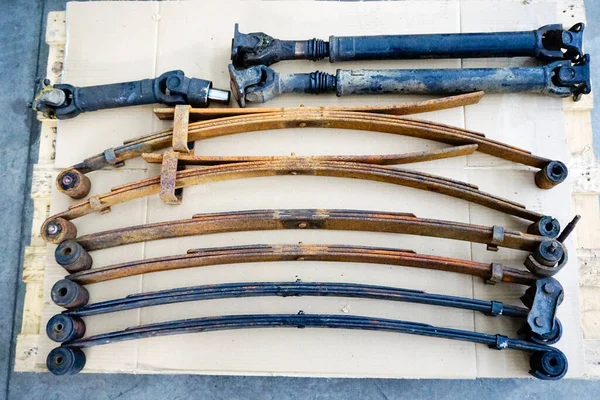 eski paslı araba ve off-road araç yaprak yayları şok emicileri. Yüksek kalite fotoğraf