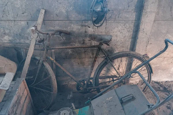Rusty Antique Bicycle Large Abandoned House High Quality Photo — Stock Photo, Image