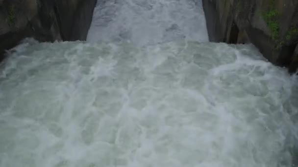 Künstlicher Damm Mit Flusskanal Und Großem Wasserdurchfluss — Stockvideo