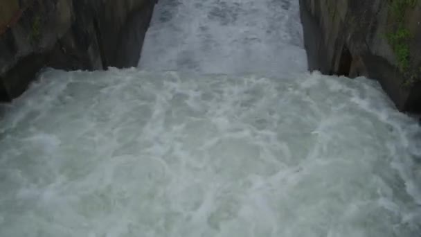 Konstgjord Damm Med Flodkanal Och Stort Vattenflöde — Stockvideo