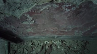 İçinde örümcek ağları ve molozlar olan terk edilmiş büyük bir evin içinde.