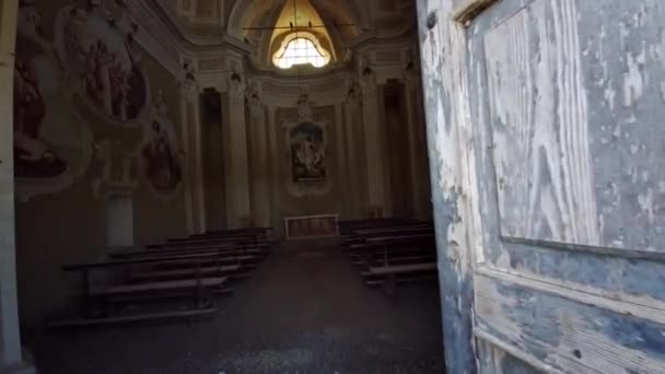 Chiesa abbandonata e sconsacrata ingresso e interno — Video Stock