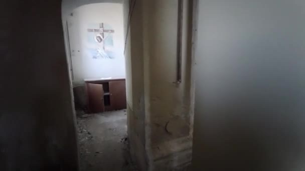 Entrada y el interior abandonados y desconsagrados de la iglesia — Vídeo de stock