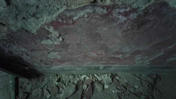 Interior de gran casa abandonada con telarañas y escombros — Vídeo de stock