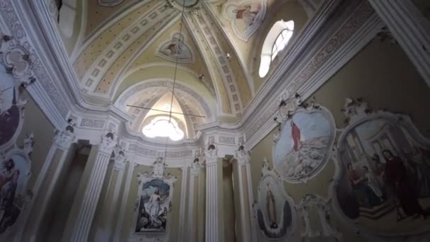 Opuštěný a odsvěcený vchod do kostela a interiér — Stock video