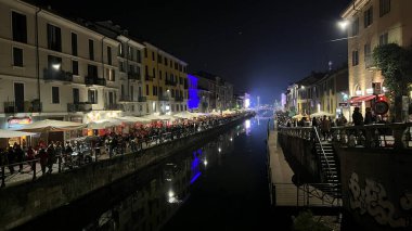Gece Milan 'daki Naviglio Grande' de suya yansıyan ışıklarla birlikte. Yüksek kalite fotoğraf