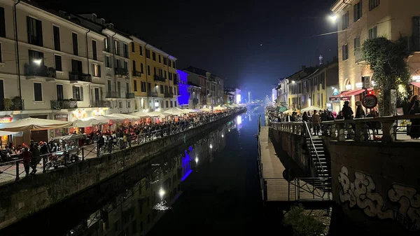 Gece Milan 'daki Naviglio Grande' de suya yansıyan ışıklarla birlikte. Yüksek kalite fotoğraf