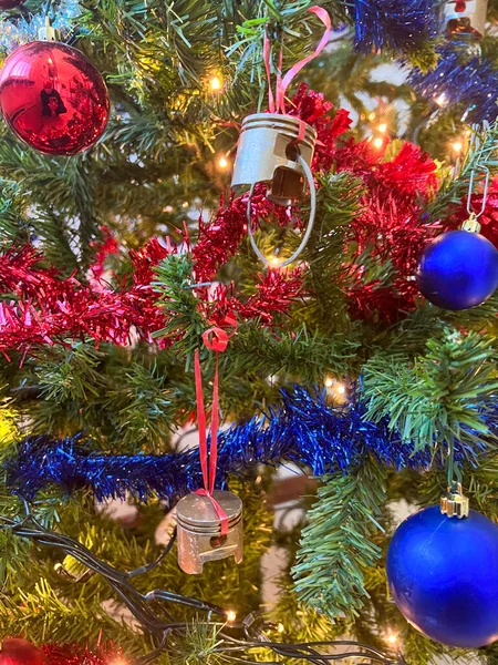 Decorações Natal Com Bolas Luzes Azuis Vermelhas Foto Alta Qualidade — Fotografia de Stock