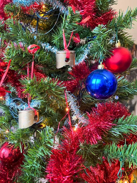 Різдвяні Прикраси Синіми Червоними Кульками Вогнями Високоякісна Фотографія — стокове фото