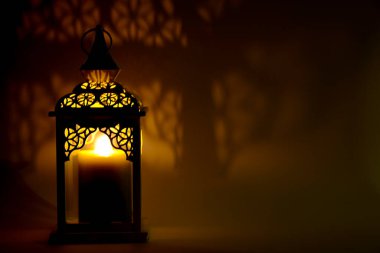 Beyaz arkaplanı aydınlatan fener ve yumuşak ışık. Yüksek kalite fotoğraf