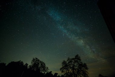 Gece gökyüzünde Samanyolu, yıldızlar ve patikalar. Yüksek kalite fotoğraf