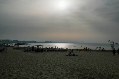 Günbatımında Rimini sahilinde, sarı gökyüzü Riviera Romagnola ile. Yüksek kalite fotoğraf