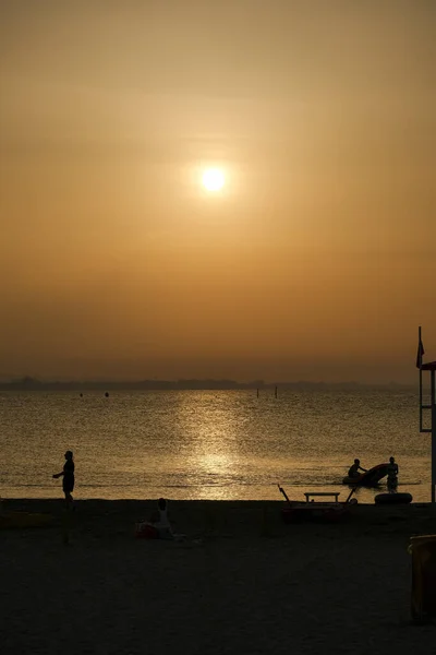 Strand Von Rimini Bei Sonnenuntergang Mit Gelbem Himmel Riviera Romagnola — Stockfoto