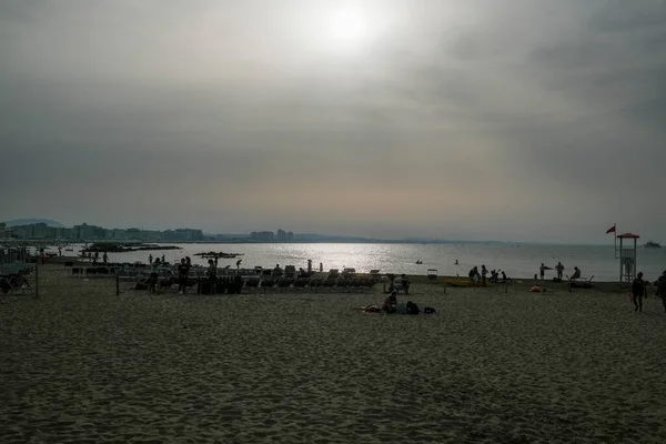 Günbatımında Rimini Sahilinde Sarı Gökyüzü Riviera Romagnola Ile Yüksek Kalite — Stok fotoğraf