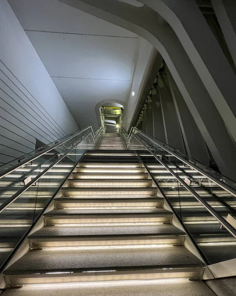 Длинная Освещенная Лестница Современными Ступенями Высокое Качество Фото — стоковое фото
