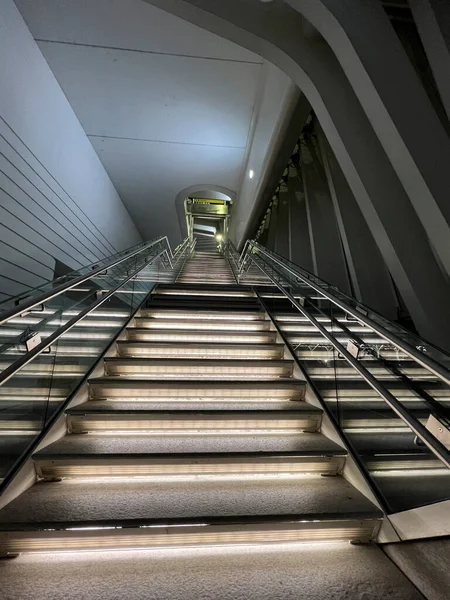 Довгі Освітлені Сходи Сучасними Сходами Високоякісна Фотографія — стокове фото