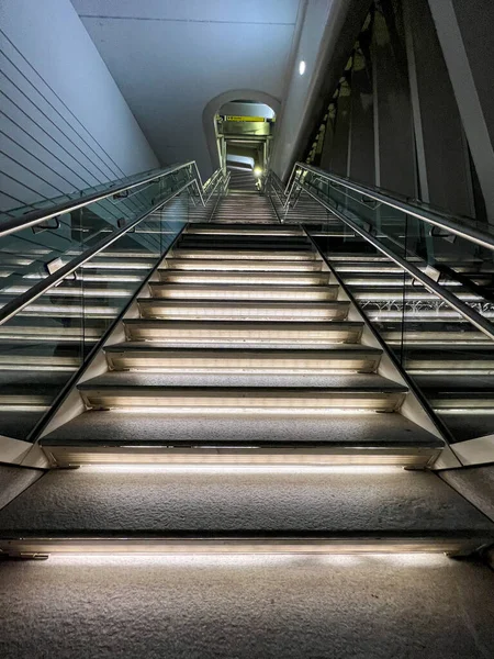 Довгі Освітлені Сходи Сучасними Сходами Високоякісна Фотографія — стокове фото