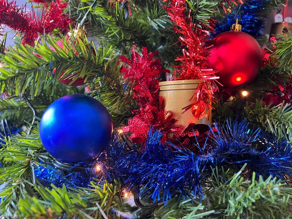 Ozdoby Świąteczne Niebieskimi Czerwonymi Kulkami Światłami Wysokiej Jakości Zdjęcie — Zdjęcie stockowe