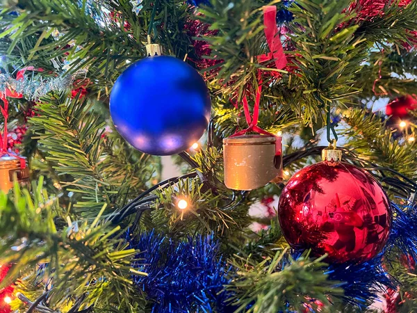 Decorazioni Natalizie Con Palline Luci Blu Rosse Foto Alta Qualità — Foto Stock