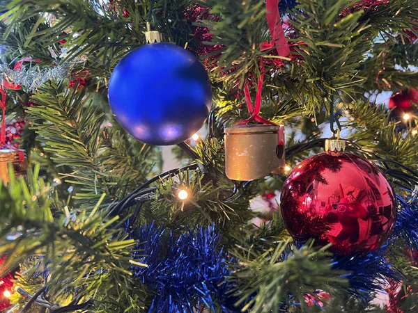 Decorações Natal Com Bolas Luzes Azuis Vermelhas Foto Alta Qualidade — Fotografia de Stock