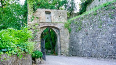 Kemerli ve güçlendirilmiş giriş kapısı olan ortaçağ kale duvarları. Yüksek kalite fotoğraf