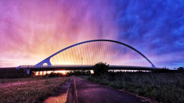 İtalya 'daki Reggio Emilia köprüsünün üzerinde güzel bir günbatımı. Yüksek kalite fotoğraf