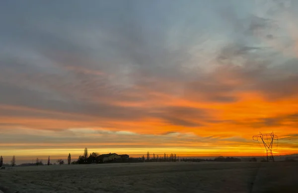 Sonnenaufgang Mit Feurigem Himmel Über Gefrorenem Ackerland Hochwertiges Foto — Stockfoto