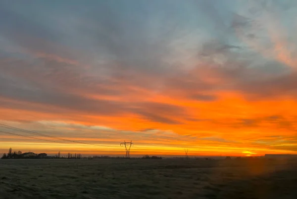 Nascer Sol Com Céu Ardente Sobre Campo Cultivado Congelado Foto — Fotografia de Stock