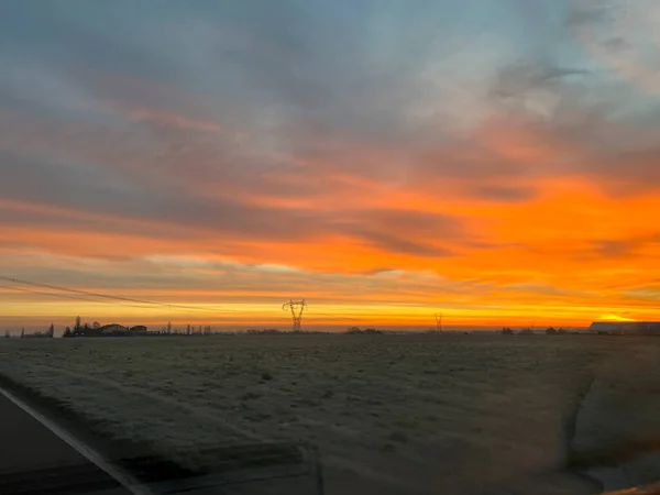 Sonnenaufgang Mit Feurigem Himmel Über Gefrorenem Ackerland Hochwertiges Foto — Stockfoto