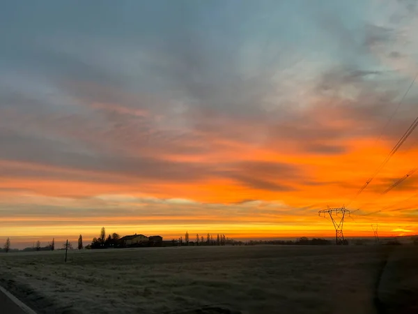 Sonnenaufgang Mit Feurigem Himmel Über Gefrorenem Ackerland Hochwertiges Foto — Stockfoto