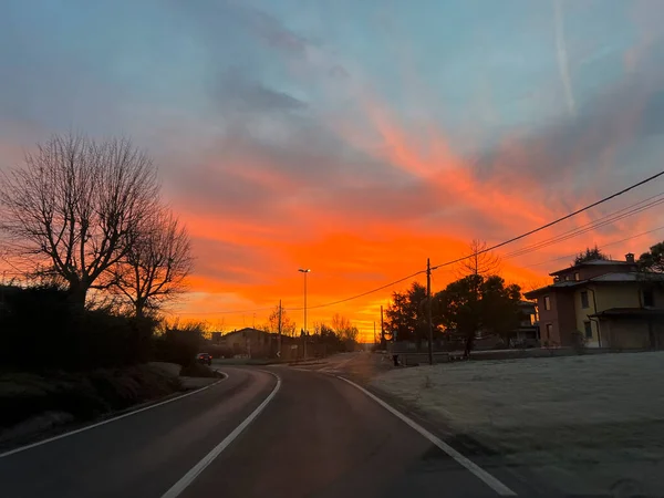 Alba Con Cielo Ardente Strada Asfaltata Foto Alta Qualità — Foto Stock