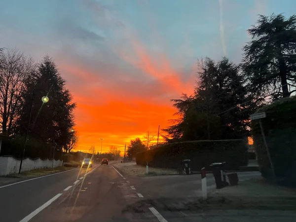 Nascer Sol Com Céu Ardente Sobre Estrada Asfalto Foto Alta — Fotografia de Stock